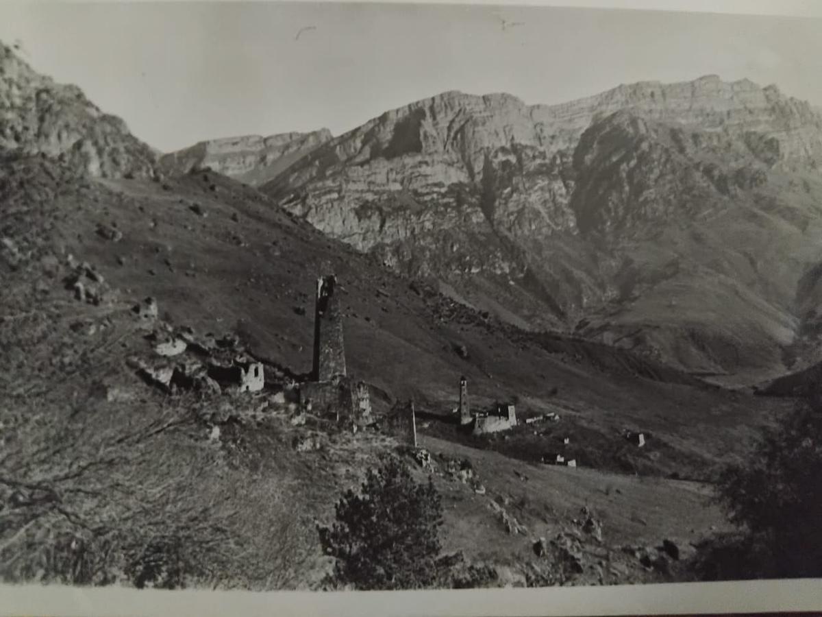 Архивные фотографии башенных комплексов "Дошхакле " и "Кхарт".