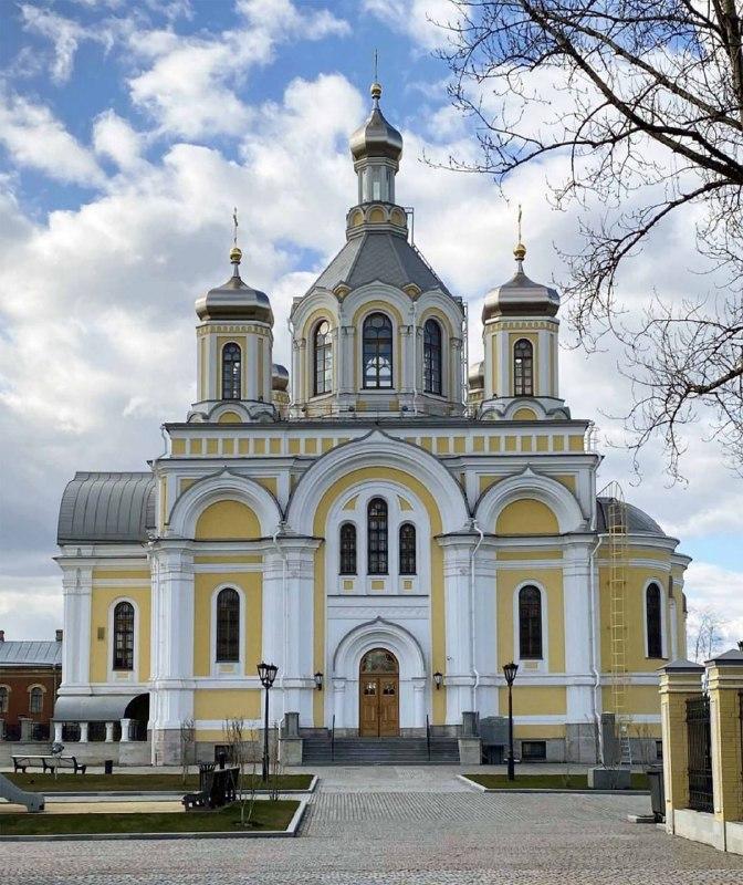 Общие виды на Церковь Пресвятой Троицы на Октябрьской набережной, 18 в...