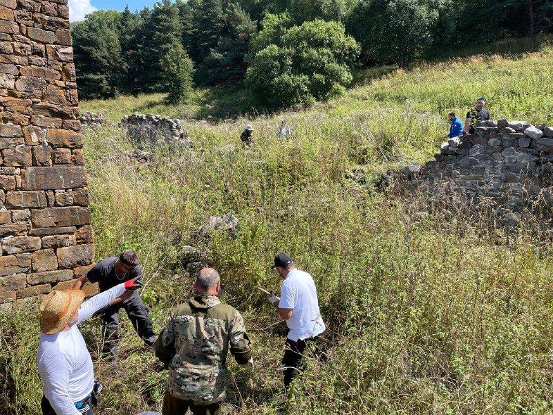 Сотрудники Джейрахско-Ассинского музея-заповедника совместно с предста...