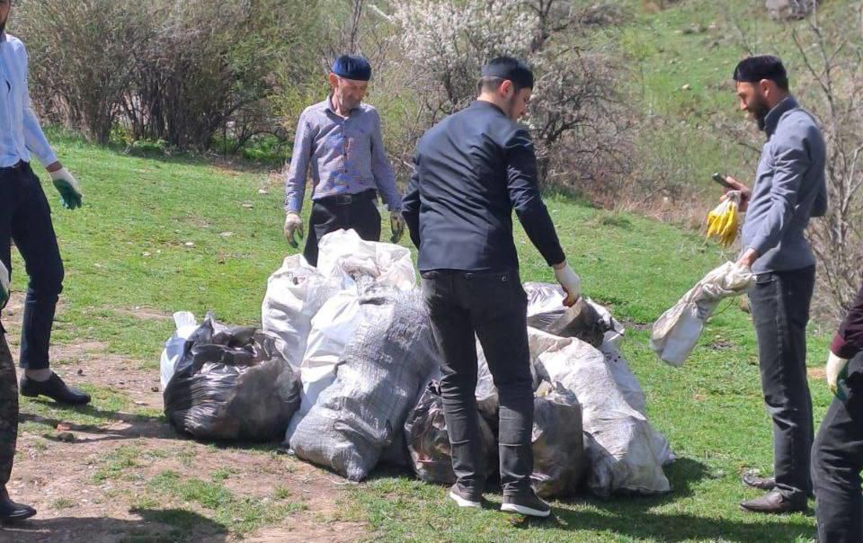 Сотрудники Джейрахско-Ассинского музея-заповедника и Комитета Государс...