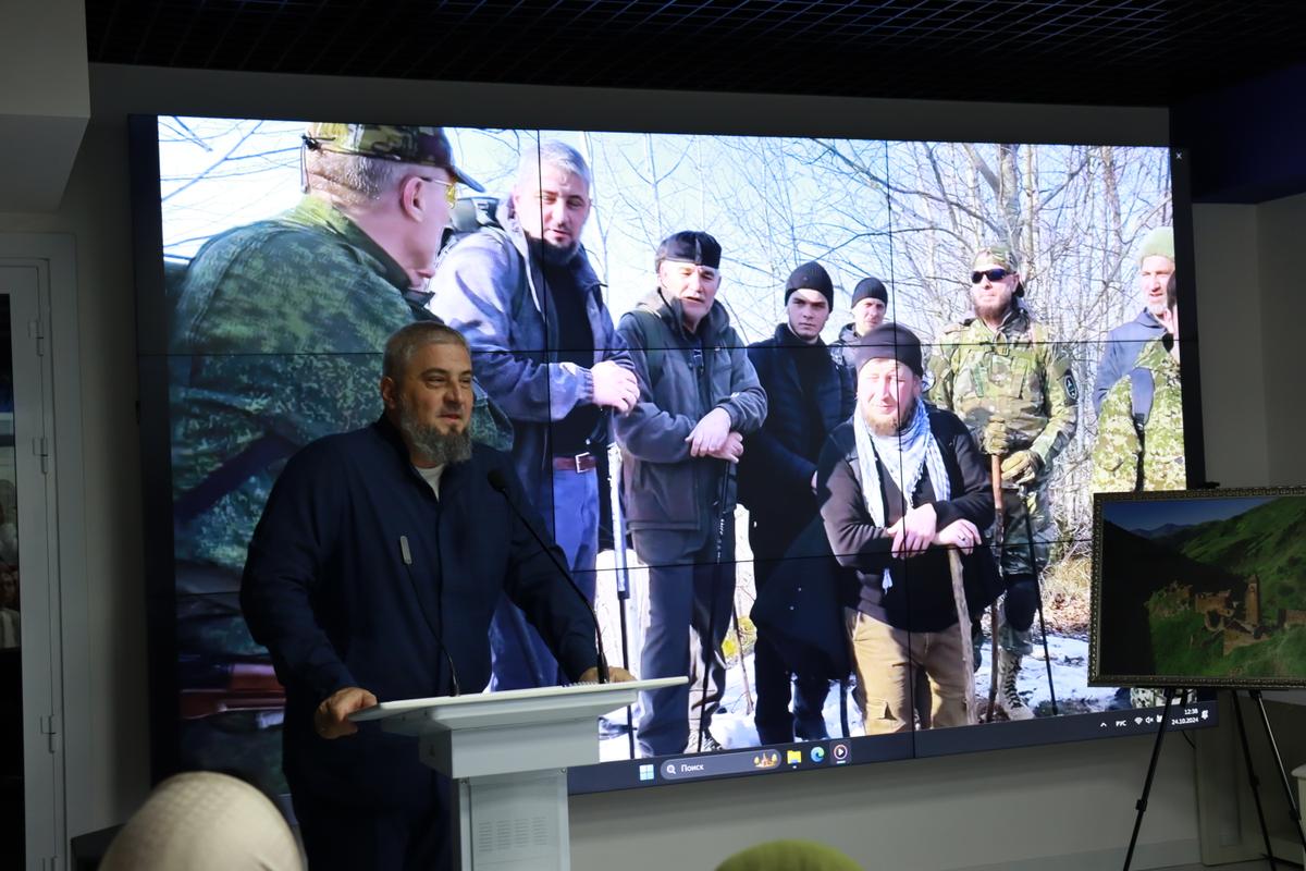 В ЧГПУ состоялась выставка на тему : «Памятники средневековой архитектуры Чечни», организованная сотрудниками ГБУ «Аргунский музей-заповедник» совместно с Союзом женщин России, она была приурочена к Году истории, исторических памятников, архитектуры и культурного наследия чеченского народа, объявленного указом Главы Чеченской Республики Р. А. Кадырова.

В качестве спикеров выступили Помощник Главы Чеченской Республики, Председатель Совета при Главе Чеченской Республики по развитию гражданского общества и правам человека Тимур Алиев и старший научный сотрудник отдела археологии и архитектуры музея-заповедника Рамзан Баканаев.

Цель мероприятия- популяризировать историю и культуру чеченского народа и развить в среди молодежи морально-патриотические качества.