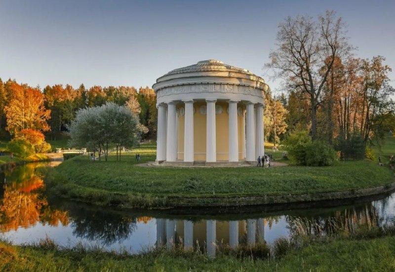 "Храм Дружбы" на реке Славянке в Павловском парке закрыт на реставраци...