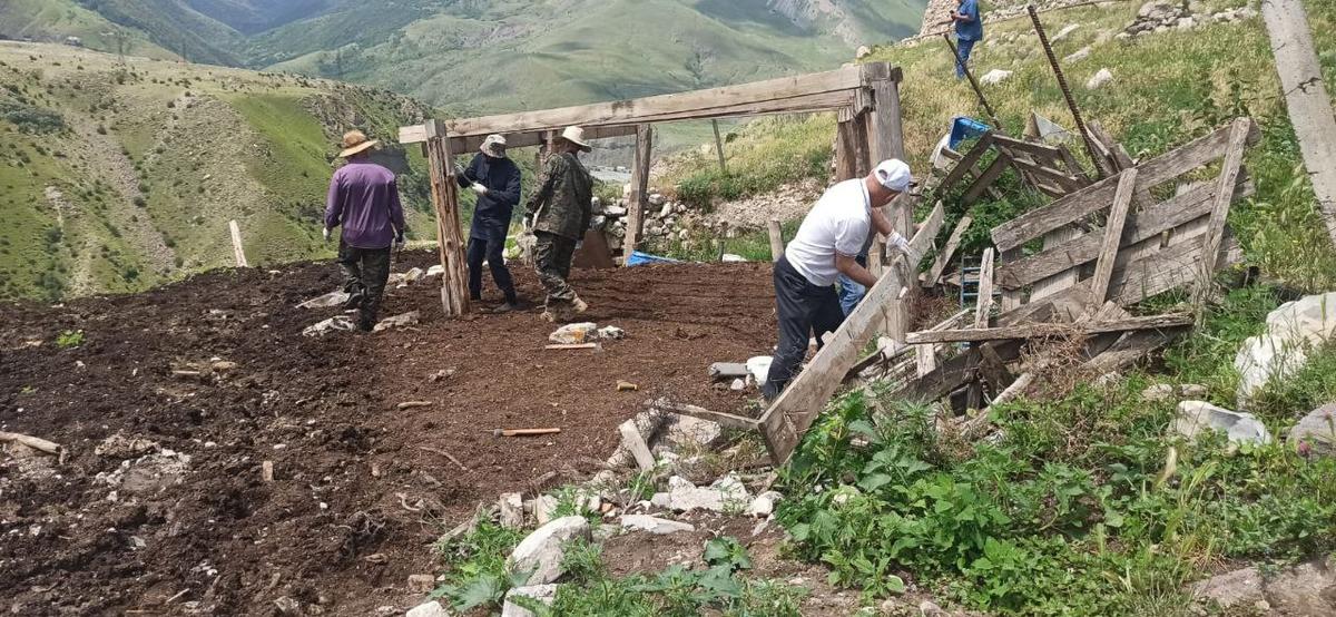 Сотрудники Джейрахско-Ассинского музея-заповедника, в рамках защиты и ...