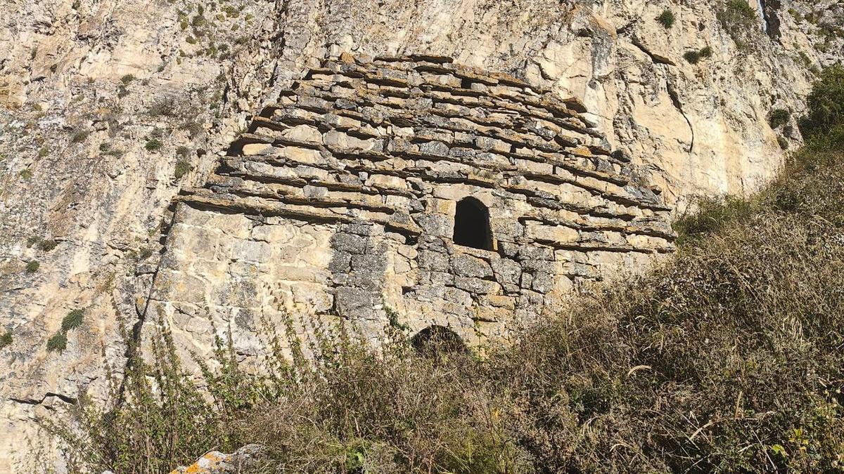 Наскальные строения в системе «Территория».