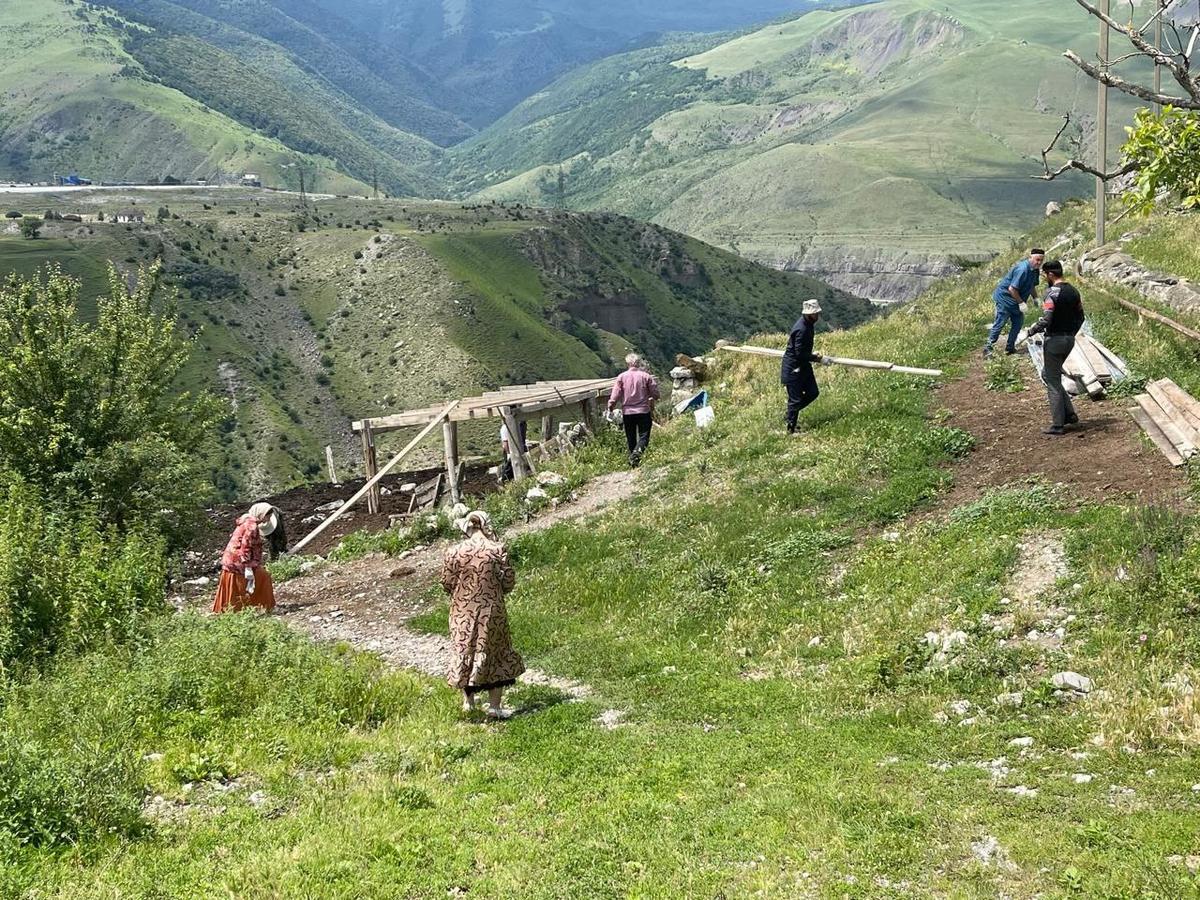 Сотрудники Джейрахско-Ассинского музея-заповедника, в рамках защиты и ...