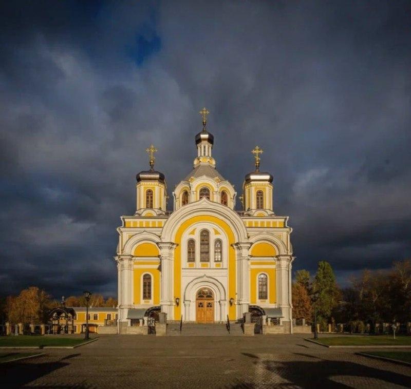 Церковь Пресвятой Троицы на Октябрьской набережной в Петербурге - перв...