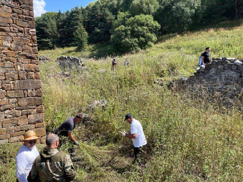 Сотрудники Джейрахско-Ассинского музея-заповедника совместно с предста...