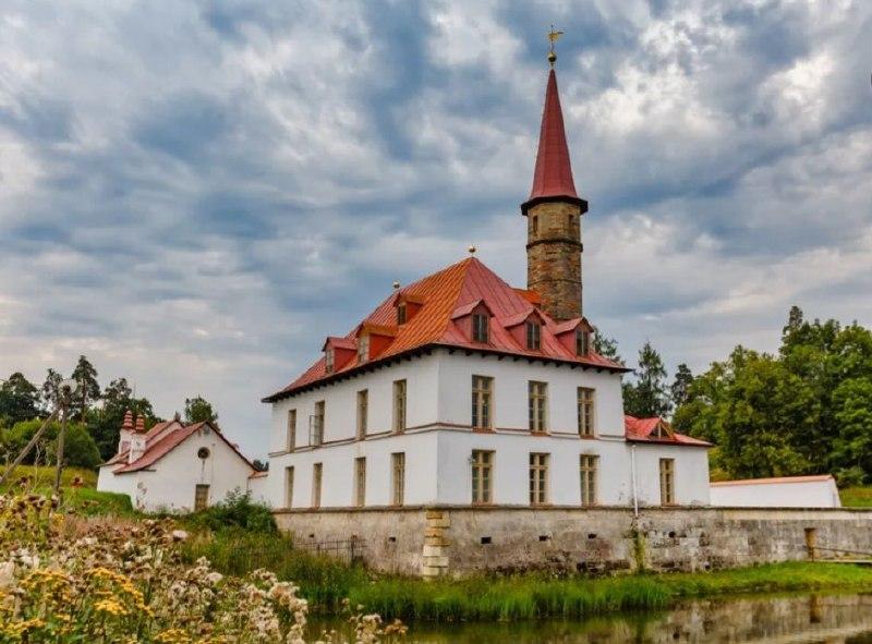 Каждое воскресенье у стен Приоратского дворца в одноименном парке можн...