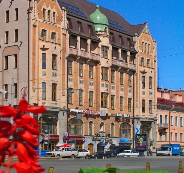 На этой неделе архитекторы "АСМ Групп" осмотрели исторический и поздние корпуса здания "Владимирский пассаж" и расположенные в нем торговый центр и отель "Достоевский".

Историческое здание построено по проекту известного финского архитектора Карла Аллара Шульмана, - губернского архитектора Выборга, для барона Ивана Викторовича фон Бессера. Фон Бессер - действительный статский советник, потомственный дворянин, служащий Собственной Его Императорского Величества Канцелярии и член Попечительства о трудовой помощи. До революции в здании располагалась Приемная императорской канцелярии, Дом трудолюбия для образованных женщин, а на верхних этажах - жилые помещения.

Впереди - глобальная реконструкция и реставрация всего здания. Об амбициозном проекте расскажем позже.