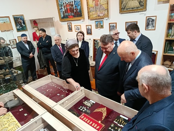 21 апреля 2026 г. в Ингушском государственном музее краеведения имени Тугана Мальсагова прошла торжественная церемония передачи представителями  Института археологии Кавказа четвертой части артефактов, обнаруженных в 2018 г. во время реконструкции федеральной автодороги «Кавказ» в Гамурзиевском административном округе.              

Археологические раскопки почти шесть лет хранились в Институте археологии Кавказа, и за это время была проведена колоссальная работа по их изучению, описанию и картографии.   

На мероприятии присутствовали Председатель Правительства Республики Ингушетия Сластенин В. В., депутат Народного Собрания Цороев А.Х., Министр культуры и туризма республики Льянова З. И., представители Института археологии Кавказа, руководители Комитета Государственной охраны объектов культурного наследия Кодзоев Т.У. и Джейрахско-Ассинского музея-заповедника Сампиев А.А., доцент кафедры истории Ингушского Государственного Университета, профессор Мужехоева Э.Д., руководитель франко-ингушского исследовательского центра в париже, профессор Университета Сорбонны Иса Боков, исследователь, археолог, заместитель директора Археологического центра имени Е. Крупнова Умалат Гадиев, исследователи материальной культуры Ингушетии, этнографы, общественные деятели ИГО «Дзурдзуки», преподаватели вузов, художники, краеведы, студенты, а также люди, не равнодушные к истории ингушского народа.

В 2018 году в районе Гамурзиево велось расширение федеральной трассы «Кавказ». Вскоре обычные строительные работы повлекли за собой настоящую археологическую экспедицию. За это время под землёй были обнаружены целые города (или скорее то, что от них осталось – городища), скифские курганы с предметами древнего быта: глиняные сосуды, бронзовые и золотые украшения и даже загадочные останки людей с деформированными черепами.      

Гамурзиевское городище — это историческое поселение в Назрановском районе Ингушетии.  Руины древнего поселения занимают обширную территорию — примерно 10 тысяч квадратных метров.

Всего, во время раскопок было обнаружено более 4000 предметов глубокой старины, относящиеся, со слов специалистов, к Кобанской культуре и Аланской эпохе.

Все выступавшие сошлись во мнении, что найденные экспонаты представляют большой научный интерес для истории и культуры республики и что их изучение позволяет по-новому взглянуть на торговые и культурные связи древних племен, населявших территорию Ингушетии, а также уточнить временные рамки их существования.

Директор Института археологии Кавказа Бияслан Атабиев отмечает, что значимость этих находок выходит далеко за пределы Кавказа: «Керамические сосуды, произведения ювелирного искусства, имеющиеся среди передаваемых артефактов, дают представление о торговых путях, о торговых экономических связях, об уровне социально-экономического развития общества…»

Вчера сотрудниками Института археологии Кавказа была доставлена коллекция орнаментированных золотых, серебряных и бронзовых украшений, которые будут храниться в специальном банковском хранилище с соблюдением всех условий температурного режима.  

Передача артефактов ингушскому народу состоялась благодаря совместной работе руководителей Комитета Государственной охраны объектов культурного наследия Кодзоева Т. У., Джейрахско-Ассинского музея-заповедника Сампиева А. А., краеведческого музея Сагова М.З. и директора Института археологии Кавказа Бияслана Атабиева,  которые еще в конце 2023 года пришли к взаимному соглашению о возвращении находок  на свою историческую родину.