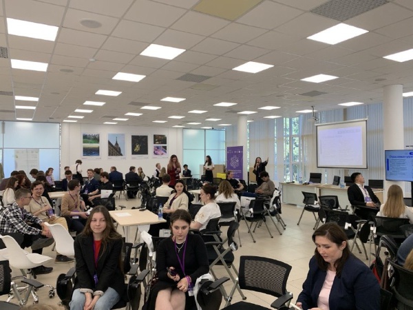 На базе МГУ им. М.В. Ломоносова прошла Международная школа Студенческих научных обществ.

Форум собрал более 100 участников из 42 регионов России и зарубежных стран. ПГУ представили Полина Юрьевна Бурняшова и Согдиана Руслановна Мирзаева. 

Темой школы стало «В приоритете СНО: от инициатив к результатам». Участники обсуждали развитие студенческой науки, проектную деятельность и применение цифровых технологий.

Для ПГУ это стало возможностью обменяться опытом с ведущими вузами страны и укрепить позиции университета в студенческой науке.