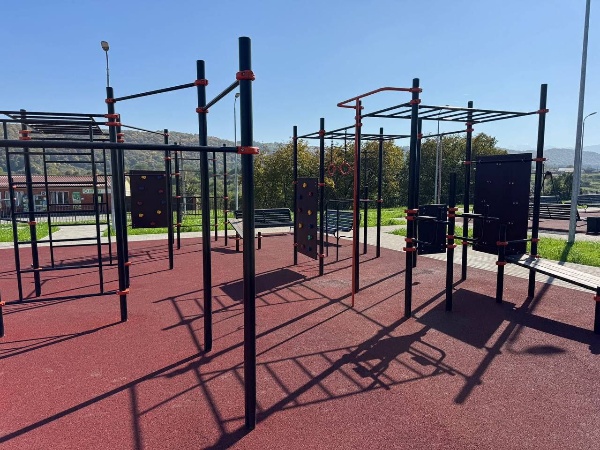 В результате реализации национального проекта «Инфраструктура для жизни» въездная зона с. Лескен была благоустроена в 2025 году.

Ключевая особенность проекта заключается в том, что данную территорию выбирали для облагораживания сами жители в ходе Всероссийского онлайн-голосования в 2023 году. Работы проводились в два этапа.

В результате благоустройства здесь создано современное общественное пространство для семейного досуга, культурных событий и прогулок, занимающее площадь свыше 3000 кв. м.