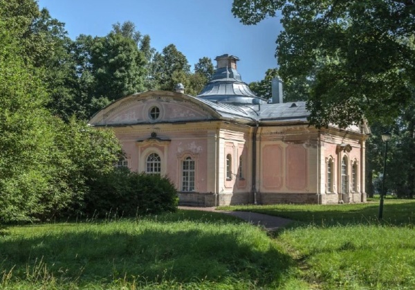 27 июня в Ораниенбауме после реставрации откроется павильон "Китайская кухня". Его экспозиция будет посвящена устройству дворцовой кухни второй половины XIX века - посетителям покажут предметы повседневного обихода и технические новинки, применявшиеся поварами и кухарками. При этом "Китайская кухня" - это не только быт, но и архитектура - при реставрации павильона были раскрыты два исторических дверных проема, воссозданы погреб, пол из известняковых плит, двери и окна по иконографии конца XIX века и описанию 1873 года. На первом этаже сохранился исторический кирпичный дымоход, к которому раньше примыкали изразцовые печи. 

Здание "Китайской кухни" построено арх. Людвигом Бонштедтом в 1852-1854 годах для обслуживания в летнее время Китайского дворца.
