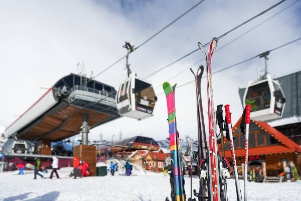 Правительство направит 12,6 млрд рублей на развитие горнолыжной инфраструктуры.

12,6 млрд рублей направляется на развитие горнолыжных курортов «Эльбрус», «Ведучи» под управлением Кавказ.РФ и запуск нового курорта «Мамисон» в 2026-2028 годах. Об этом заявил Максим Решетников, выступая в рамках заседания Комитета Государственной Думы по бюджету и налогам по госпрограмме «Развитие Северо-Кавказского федерального округа».

На анонсированные министром экономического развития Российской Федерации бюджетные инвестиции в 2026-2028 годах будут построены 15 объектов инфраструктуры. В частности, на Эльбрусе начинается строительство новой зоны катания восточного сектора, будет возведен сервисный центр на Поляне Азау и альпинистская гостиница «Приют одиннадцати». На всесезонном курорте Ведучи строится масштабная канатная дорога VL1, которая соединит две вершины над Аргунским ущельем, появится гараж ратраков, которые будут обеспечивать высокое качество горнолыжных трасс. Всесезонный курорт Мамисон прирастает новыми трассами и системой искусственного оснежения.

Реализация указанных объектов позволит обеспечить полноценное функционирование курортов «Эльбрус» и «Ведучи», а также запуск нового курорта «Мамисон». Это поможет увеличить туристический поток на курорты под управлением Кавказ.РФ до 3 млн человек.

Кавказ.РФ - единый институт развития Северного Кавказа. Под управлением Минэкономразвития РФ компания строит и развивает курорты, управляет ОЭЗ туристско-рекреационного типа, создает условия для развития бизнеса в регионе, формирует благоприятный инвестиционный климат. В Правительстве РФ СКФО курирует вице-премьер Александр Новак.