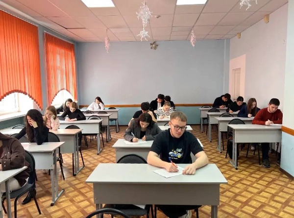 В Институте юриспруденции и инжиниринга ПГУ прошёл исторический диктант для первокурсников направления «Юриспруденция».

Участники проверили свои знания о старых и новых топонимах Пятигорска в рамках всероссийского конкурса «История страны – история регионов», приуроченного к Году единства народов России.

Студенты не только погрузились в историю родного города, но и увидели, как названия улиц и площадей отражают развитие региона, его культурное наследие и правовой контекст. Эксперты отметили высокий уровень подготовки участников и их искренний интерес к прошлому своего края.