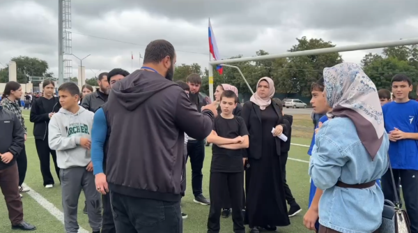 В Сунже проходит спортивный семейный фестиваль «Семейная команда».

 На центральном стадионе города сегодня собрались участники из разных школ республики, чтобы вместе провести спортивный день, проверить свои силы и побороться за звание самой сильной и сплочённой команды.

Фестиваль организован в рамках проекта «Движение Первых» и направлен на популяризацию здорового образа жизни, развитие командного духа и укрепление семейных ценностей. В 2026 году «Семейная команда» входит во всероссийский проект «Вызов Первых».

 Программа насыщенная: участников ждут беговые испытания, эстафеты, игры на ловкость и скорость, силовые задания, интеллектуальные конкурсы и другие командные состязания. Свои задания подготовили и для родителей.

Фестиваль открыл ансамбль «Сунжа». После торжественного начала команды распределились по группам и приступили к испытаниям. Уже прошёл кросс на 100 метров среди младшей категории, участники проверили себя в играх на скорость и ловкость, а родители присоединились к интеллектуальной программе.

Особое внимание — поддержке участников. Наставники и инструкторы помогают командам на каждом этапе, а болельщики создают атмосферу настоящего спортивного праздника.

 Для участников также организовано горячее питание и обеспечен питьевой режим. Администрация города Сунжа подготовила питание и воду для порядка 1000 участников фестиваля.
