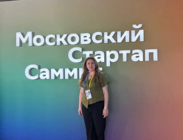 Советник ректора ПГУ, руководитель Бизнес-школы Лия Ревазовна Мхеидзе приняла участие в Moscow Startup Summit 2026.

В «Умном городе» СберСити (Москва) состоялся второй Moscow Startup Summit – крупнейший саммит Правительства Москвы и Сбера, посвящённый технологическому предпринимательству, венчурным инвестициям и открытым инновациям.

В рамках деловой программы Лия Ревазовна присоединилась к экспертным дискуссиям и сессиям, посвящённым трансформации ключевых технологических вертикалей: EdTech & CreaTech.

Центральной темой Саммита в 2026 году стало опережающее развитие приоритетных отраслей за счёт высокотехнологичных продуктов стартапов и полноценного сотрудничества с ключевыми игроками рынка. Участники получили прямой доступ к лучшим стартапам в профильных секторах, а также возможность личного взаимодействия с лидерами инновационной повестки страны.

Участие в мероприятии такого уровня подтверждает курс университета на интеграцию в федеральную инновационную повестку, развитие технологического предпринимательства и подготовку нового поколения управленцев в регионе.