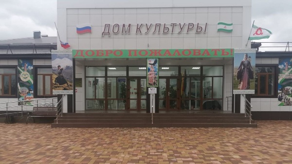 Сунженский районный Дом культуры признан лучшим Домом культуры Ингушетии по итогам ежегодного смотра‑конкурса культурно‑досуговых учреждений за 2026 год.

Учреждению оказана государственная финансовая поддержка для реализации новых проектов и дальнейшего развития.

Ключевым направлением работы Сунженского РДК является сохранение национальных традиций — в его структуре функционирует единственная в республике Школа ингушских адатов, ориентированная на развитие родного языка, обычаев и самобытной культуры. Среди значимых достижений коллектива — театрализованная постановка древнего ингушского обряда посвящения в мужчины.

Победа стала результатом комплексной работы учреждения: взаимодействия с молодёжью, сохранения исторического наследия и высокого уровня исполнительского мастерства.