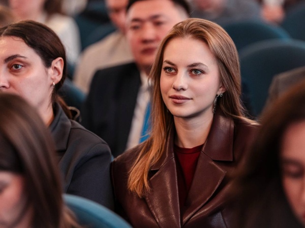 Председатель Совета студентов и аспирантов Пятигорского государственного университета, представитель студенчества Ставропольского края Дария Хажикарова приняла участие в XI заседании Молодёжного парламента при Государственной Думе Федерального собрания Российской Федерации.

В рамках заседания с приветственным словом выступили представители руководства Государственной Думы и Федерального агентства по делам молодёжи. Ключевые вопросы повестки были посвящены роли молодёжи в электоральном процессе, приоритетным направлениям работы Молодёжного парламента на 2026 год и развитию законотворческой деятельности.

Особое внимание участники уделили реализации общественно значимых инициатив, проведению всероссийских мониторингов, а также вопросам информационной политики, развития технологий искусственного интеллекта и сохранения языковой культуры Российской Федерации.

Заседание прошло в формате открытого диалога, включающего выступления, обсуждения и дебаты с участием представителей различных общественных и студенческих объединений.