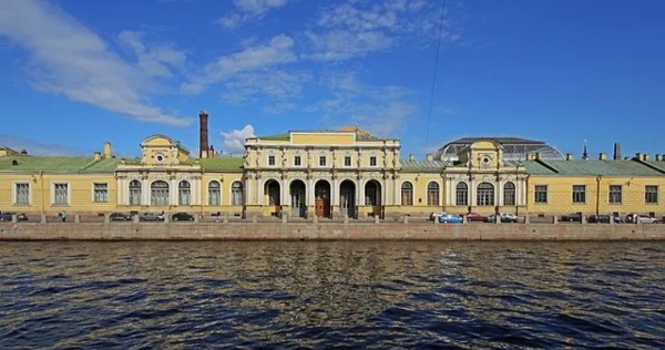 Архитектурный комплекс "Соляной городок" планируют полностью передать в распоряжение Музея обороны и блокады Ленинграда. Комплекс имеет статус объекта культурного наследия федерального значения, в 1944-1949 годах все его помещения были заняты сначала выставкой, а потом Музеем обороны Ленинграда, сегодня в зданиях городка расположена Военно-морская академия.

Соляной городок - комплекс зданий, ограниченных набережной реки Фонтанки, Соляным переулком, улицами Пестеля и Гангутской. Получил название по складам соли, расположенным в постройках городка до середины XIX века.