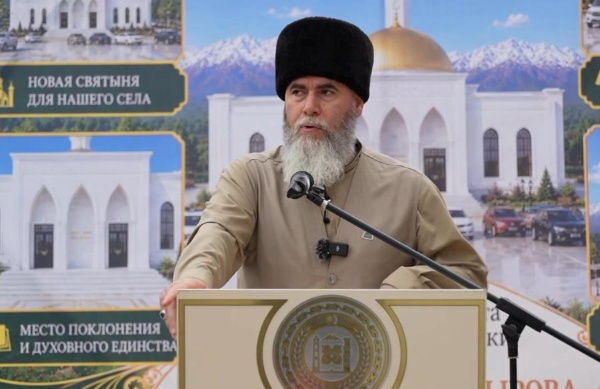 В селе Янди 16 августа 2026 года состоялась торжественная церемония начала строительства мечети на 1500 мест. Мероприятие приурочено к 75‑летию со дня рождения Первого Президента Чеченской Республики Ахмат‑Хаджи Кадырова.

В церемонии приняли участие жители села, представители духовенства и официальные лица. Финансирование всех этапов строительства обеспечит Региональный общественный фонд имени Ахмат‑Хаджи Кадырова.

С поздравлением к жителям обратился советник Главы ЧР, муфтий ЧР, председатель КЦМСК, доктор исламских наук Шайх Салахь‑Хаджи Межиев. Он выразил благодарность Главе региона Рамзану Кадырову и президенту РОФ Аймани Несиевне за поддержку строительства религиозных объектов.

В завершение мероприятия участники прочитали коллективное дуа с просьбой о благословении, мире и благополучии для чеченского народа и всей мусульманской уммы.