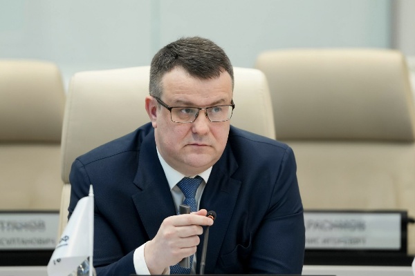 Андрей Юмшанов: объем заявленных инвестиций в Каспийский кластер — 112 млрд рублей.

Президентский проект «Пять морей и озеро Байкал» стал темой заседания подкомиссии по вопросам реализации туристических инвестиционных проектов федерального значения под руководством заместителя Председателя Правительства РФ Дмитрия Чернышенко. Федеральный проект охватывает всю страну — от Калининграда до Приморья и Байкала, от Санкт-Петербурга до Черного моря.

Главы регионов, в которых строятся федеральные морские курорты, доложили статус по каждому. В совещании принял участие генеральный директор Кавказ.РФ Андрей Юмшанов. Курорту, который создает институт развития вместе с Правительством Республики Дагестан на Каспийском море, отведена важная роль.

 Глава Дагестана Сергей Меликов доложил о реализации Каспийского прибрежного кластера. Проекты планировки и межевания территории курорта, буферной зоны и территории всероссийского детского центра «Дагестан» общей площадью 411 га утверждены.

 Республика завершила проектирование дорожной инфраструктуры и системы водоснабжения. Государственная экспертиза выдала положительные заключения на строительство четырех участков региональных дорог общей протяженностью около 30 км. Финансирование их строительства было предусмотрено до 2029-2030 гг. в рамках шестилетнего плана дорожной деятельности, утвержденного распоряжением Правительства РФ. Вместе с тем, согласно дорожной карте проекта, работы должны быть завершены до конца 2027 года. Федеральное дорожное агентство поддержало ходатайство главы региона о переносе финансирования подводящей дорожной инфраструктуры на 2026-2027 годы.

 «В части водоснабжения – республика завершила разработку проектной документации на водоснабжение кластера. Мы получили положительное заключение государственной экспертизы и подтверждение достоверности сметной стоимости. Проводится заключение договора на техническое присоединение объектов водоснабжения курорта. В части газоснабжения – между Кавказ.РФ, ООО «Газпром газораспределение Дагестан» и ООО «Газпром газификация» подписан договор о технологическом присоединении», – рассказал глава Дагестана Сергей Меликов.

Кавказ.РФ находится в активной стройке курорта — растет каркас четырехэтажного сервис-центра, который станет смысловым и логистическим ядром. Уже идет армирование колонн и стен первого этажа.

Определены подрядчики еще по четырем объектам курорта — автомобильным дорогам, парковке, инженерным сетям и общему благоустройству. На данный момент они выполняют геодезические работы, формируют рабочую документацию, закупают материалы. Все эти объекты планируется ввести в 2027 году. Еще шесть объектов Кавказ.РФ проектируются.

«Параллельно с нами работают и резиденты. На сегодня заключено 25 инвестиционных соглашений. Общий объем заявленных инвестиций — 112 млрд рублей. Из них – 16 – это резидентские соглашения по 18 проектам, общий объем инвестиций по ним – 60 млрд рублей. Пять инвестпроектов получили одобрение Минэкономразвития России на льготное кредитование. Общая сумма субсидированных льготных кредитов составляет порядка 16,5 млрд рублей», —отмечает Андрей Юмшанов, гендиректор Кавказ.РФ.