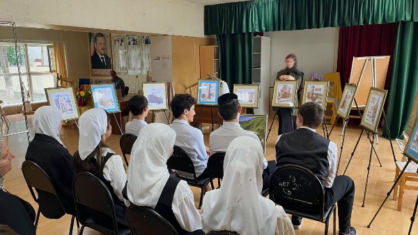 В актовом зале ГБУК «РЦКиИ» сотрудники ГБУ «Аргунский музей-заповедник» провели выставку-лекцию на тему: «Современные подходы к сохранению и восстановлению башенной архитектуры» в рамках программы «Культура для школьников», на которое были приглашены ученики СОШ г. Аргуна. 

Лектором выступила заведующий отделом использования и популяризации ОКН - Далхадова М. Л.      
  
Мероприятие было организовано для школьников чтобы познакомить их с культурой республики, на выставке были представлены башни до и после реставрации, каждая из которых имеет свою историю и предназначение.