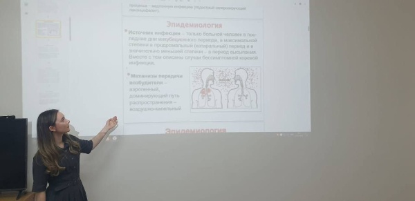 В Назрановской центральной районной больнице состоялся семинар по кори и краснухе, охватывающий эпидемиологию, диагностику, лечение и профилактику.

Специалисты обсудили причины распространения инфекций, клинические проявления и возможные осложнения.

Особое внимание уделено угрозам краснухи: заражение во время беременности может привести к тяжёлым врождённым порокам развития плода, включая поражение слуха, зрения и сердца.

Рассмотрены современные методы диагностики — ПЦР и серологические исследования — а также алгоритмы действий медицинских работников при выявлении подозрительных случаев.

Подчёркнута необходимость строгого соблюдения противоэпидемических мер.

Отдельный акцент сделан на важности вакцинации и ревакцинации как основной мере профилактики кори и краснухи.