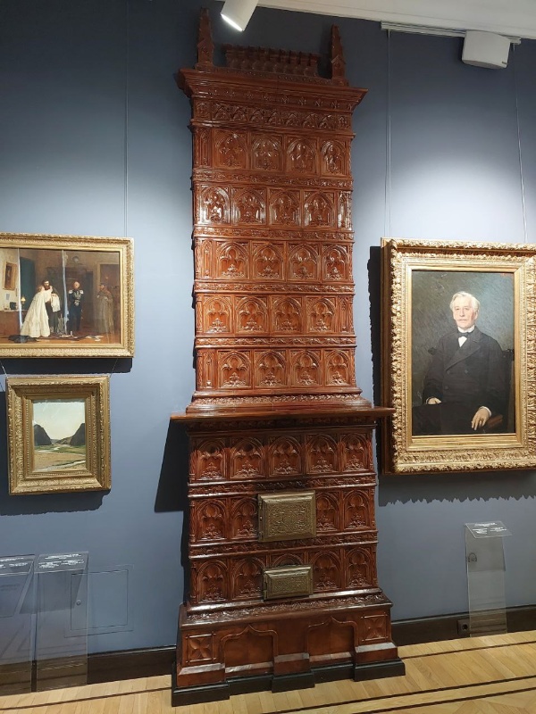 Государственный музей изобразительных искусств Республики Татарстан в центре Казани, имеет кроме роскошной экспозиции и вполне симпатичные печи и камины, украшающие интерьеры.