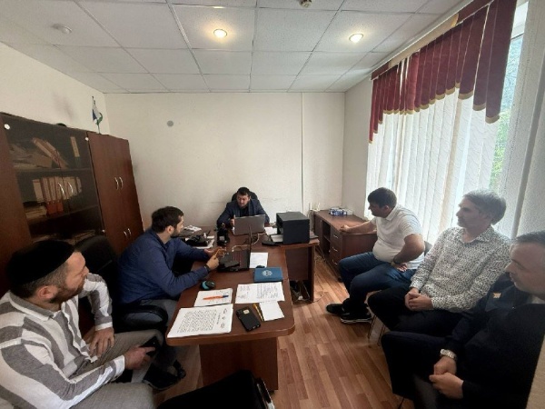 В администрации Джейрахского муниципального района было проведено заседание комиссии по Безопасности Дорожного Движения. В ходе встречи были обсуждены актуальные вопросы такие как:

1. Организация мероприятий по обеспечению  безопасности дорожного движения в новом учебном году.
2. Анализ причин детского дорожно-транспортного травматизма в Джейрахском районе.
3. Проведенная работа на территории района для повышения безопасности дорожного движения.

По итогам заседания комиссии по безопасности дорожного движения в Джейрахском муниципальном районе даны поручения о необходимости регулярного проведения рейдов по выявлению нарушителей ПДД и организации профилактических мероприятий в школах. 

Также следует ужесточить контроль за вождением в состоянии алкогольного опьянения и использованием ремней безопасности, а также улучшить качество пешеходных переходов и дорожной инфраструктуры вблизи образовательных учреждений, включая освещение и знаковое обеспечение.