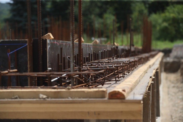 В селе Сурхахи Назрановского района полным ходом идет реконструкция Дома ветеранов. 

Старое здание, построенное в 1992 году, будет полностью демонтировано, а на его месте появится современный трехэтажный корпус площадью 1590 кв. м. 

Новый корпус сможет принять 50 постояльцев.

Сейчас уже завершены земляные работы, залита фундаментная плита и ведется возведение железобетонного каркаса. 

Чтобы ускорить строительство, планируется увеличить число рабочих бригад и перейти на двухсменный режим работы. 

Стоимость проекта превышает 263 миллиона рублей.  Завершить строительство планируется в июне следующего года.