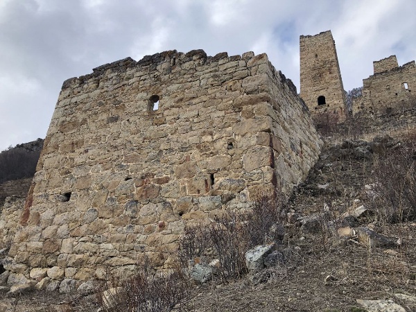 Башенный комплекс Бархане расположен на юге Республики Ингушетия, у подножия горы Цей-Лоам в Джейрахском районе, на высоте 1400 метров над уровнем моря, к северу от Эгикала.  

Он состоит из двух позднесредневековых замковых комплексов, в каждом из которых имеется пятиэтажная боевая башня с плоской крышей. Помимо них, в первом (северном) замке сохранились четырехэтажная полубоевая башня и шесть жилых строений. Во втором (южном) замке было восемь жилых башен. Конструкция обоих комплексов была такова, что попасть в боевые башни можно было только из пристроенных к ним жилых сооружений, а весь замок был обнесен оборонительной стеной.  На северо-западной окраине поселка стоит средних размеров святилище. 

Местные жители данного поселения в позднем средневековье специализировались на возведении наиболее совершенных и сложных в техническом исполнении каменных построек. 
 
Входит в состав Джейрахско-Ассинского государственного историко-архитектурного и природного музея-заповедника. Является выявленным объектом культурного наследия и охраняется государством.