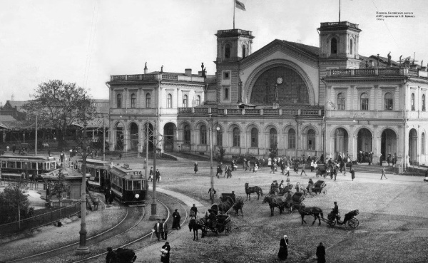 Сегодня, в 1857 году, открыт Балтийский вокзал в Петербурге и положено начало движения поездов из столицы в Петергоф по частной железной дороге, построенной по инициативе и на средства барона Штиглица совместно с бароном Фелейзином. Здание вокзала построено по проекту арх. Александра Кракау.