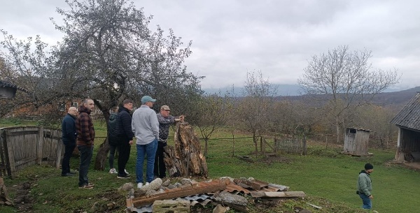 Селение Ахсарисар Ирафского района с рабочим визитом сегодня посетила совместная комиссия Министерства строительства Российской Федерации и Министерства строительства и архитектуры Республики Северная Осетия - Алания.

В состав комиссии вошли руководитель Департамента Минстроя России Сергей Галямин, министр строительства и архитектуры РСО-Алания Марат Бетанов, а также руководители ключевых профильных подразделений.

Со стороны администрации Ирафского муниципального района комиссию сопровождали первый заместитель главы районной администрации Сослан Макоев и начальник отдела архитектуры, строительства и транспорта АМС района Арсен Кожиев.

Центральным вопросом визита стало обследование жилых домов, расположенных в оползневой зоне на берегу реки Урух. Специалисты констатировали, что наибольшим разрушениям в результате смещения грунтов подверглись пять жилых строений. Мониторинг показывает, что деформации недр здесь фиксируются с 2017 года и продолжают прогрессировать.

В рамках решения этой проблемы администрация Ирафского района при поддержке республиканского Министерства строительства с 2019 года ведет планомерную работу по включению данных объектов в федеральные программы, направленные на расселение граждан из аварийного жилищного фонда.

По итогам выезда Министерством строительства России принято ключевое решение о разработке специального механизма, призванного ускорить оказание помощи жителям и обеспечение их скорейшего переселения из опасных домов.
