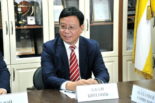 ПГУ продолжает расширять международное сотрудничество в сфере образования.

Одним из важных итогов приёмной кампании 2025 года стал приём студентов из КНР на совместную программу бакалавриата по направлению «Информационная безопасность».

Кроме того, ещё 114 студентов Ляонинского политехнического университета начали обучение по программе двух дипломов, которая реализуется с 2022 года.

Такой результат подтверждает высокий статус российского образования и интерес иностранных студентов к программам ПГУ.

Обучение завершится в Пятигорске, где студенты получат современные знания и навыки в области кибербезопасности.