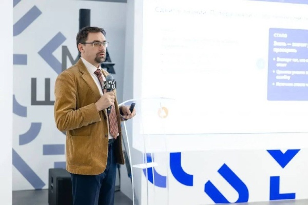 Лекция в ЦЗ Машук для сотрудников ФССП.

Руководитель НОЦ «Digit» Барышников П.Н. выступил в роли спикера на обучающем семинаре для федеральных государственных служащих ФССП России с лекцией «Новый дивный мир. Что сдвинулось в машинах и людях с приходом ИИ?».

В лекции подробно рассматривались процессы трансформации, которые сегодня происходят в человеко-компьютерных социотехнических системах. Идея семинара подразумевала активное взаимодействие с аудиторией, обмен мнениями, дискуссии.

Стоит отметить высоких уровень компетентности слушателей, который позволил построить продуктивный диалог о роли современных моделей ИИ в повседневной и профессиональной жизни государственных служащих ФССП, а также о стремительных исторических процессах, остро ставящих вопрос о ценности человека и человечества в самом общем смысле.

Итогом разговора стали дополнительные аргументы в пользу построения национальных систем ИИ, ориентированных на российский культурный и мировоззренческий код, как части контура национальной безопасности.
