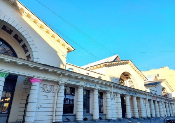 Приморский рынок на Малом проспекте Петроградской стороны включен в реестр как памятник регионального значения.

Здание возведено в 1953-1955 годах по проекту архитекторов 13 мастерской Ленпроекта Лазаря Хидекеля и Олега Голынкина. Здание построено на месте ранее существовавшего деревянного Дерябкинского рынка.

Приморский колхозный рынок проектировался как комбинированный рынок с размещением колхозной и встречной государственной торговли. Для этого предусматривалось строительство трех повторяющихся корпусов, соединенных между собой переходами.

Весь комплекс рынка был задуман в торжественном и монументальном стиле, архитекторы-современники выступали с критикой проекта за то, что утилитарное здание "уподобили музею".

По материалам КГИОП СПб.