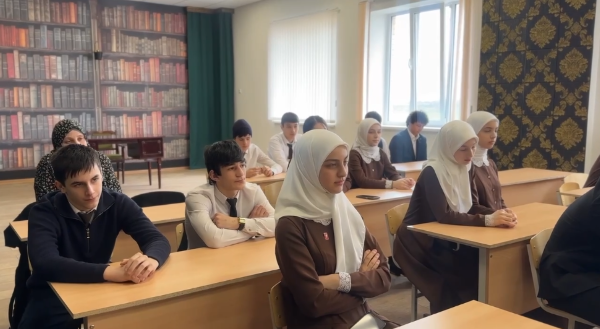 В Сунже школьникам рассказали о предстоящем онлайн-голосовании за объекты благоустройства.

В школе №10 состоялась встреча с представителями администрации города, в ходе которой учащимся разъяснили, как проходит Всероссийское голосование и какую роль оно играет в развитии городской среды.

Ребята узнали о реализованных проектах благоустройства, которые были выбраны жителями в предыдущие годы. Школьники активно включились в обсуждение, задавали вопросы и делились своим мнением.