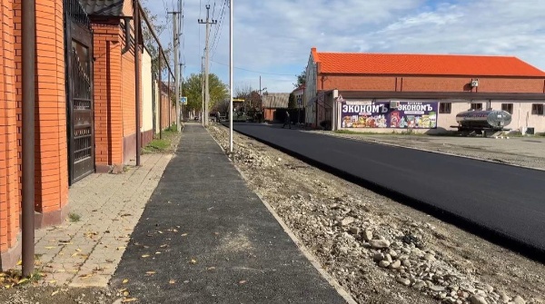 В Сунже благоустраивают улицу Новая Дружба.

Сейчас специалисты приступили к укладке второго слоя асфальта.

Что уже сделано:
•Обработан первый слой асфальта для лучшего сцепления
•Построены тротуары для пешеходов — 720 метров
•Установлена ливневая канализация для отвода воды

Работы идут по графику. Новое покрытие станет более ровным и долговечным.

Завершить укладку планируется в ближайшие дни.