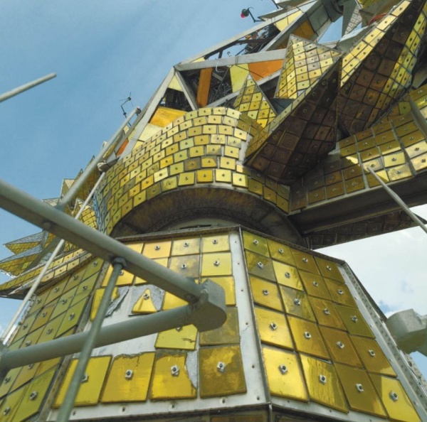 Продолжаются реставрационные работы при участии "АСМ Групп" на главном шпиле, увенчанном звездой, главного здания Московского государственного университета на Воробьевых горах.

Интересно, что изначально в проекте архитектора Льва Руднева, был изображён не шпиль со звездой, а скульптура. Это могла быть статуя Иосифа Сталина, Владимира Ленина или Михаила Ломоносова высотой около 40 метров. 

Ну раз не сделали статую, лазаем вокруг звезды на высоте 240 метров.