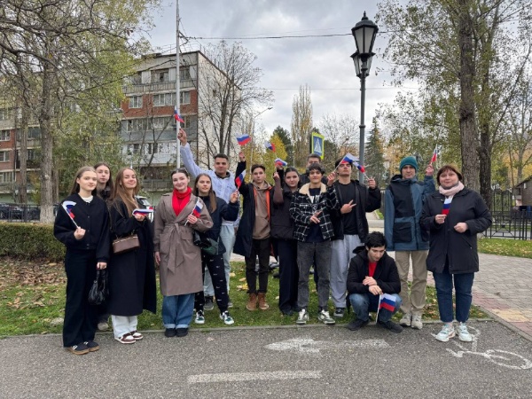 Студенты ПГУ приняли участие в масштабной акции ко Дню народного единства!

У подножия горы Машук, в Комсомольском парке, более тысячи жителей и гостей Пятигорска собрались, чтобы отметить праздник и показать силу дружбы народов Кавказа.

Акция #МыВместе началась с исполнения народного гимна «Матушка-земля», а завершилась впечатляющим хороводом единства, в котором участвовали свыше тысячи человек.