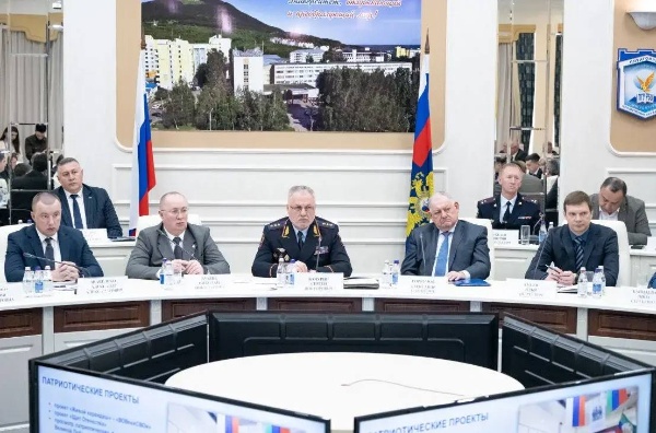 ПГУ стал площадкой окружного семинара по профилактике деструктивных проявлений среди молодёжи.

Инициатором и основным организатором семинара-совещания стало ГУ МВД России по СКФО. Мероприятие объединило представителей органов власти, правоохранительных структур, министерств, религиозных конфессий и общественных организаций Северо-Кавказского федерального округа. 

Участники обсудили рост подростковой преступности, механизмы профилактики правонарушений и необходимость межведомственного взаимодействия для формирования безопасной и поддерживающей среды для молодёжи. 

В ходе дискуссий особое внимание уделили роли образовательных организаций, духовно-нравственным ценностям и совместной работе государственных и общественных институтов. По итогам встречи ряд участников был отмечен ведомственными наградами.