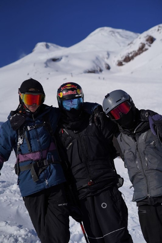 «Эльбрус» принимает сильнейших фрирайдеров на своих склонах.

25-29 марта сеть магазинов АльпИндустрия проведёт финальный этап соревнований Freeride World Qualifier в России. Три звезды — это более сложный рельеф, чем на 1 и 2 звёздах, а райдеры получают больше баллов для отбора на международные соревнования, Freeride World Tour.

На «Эльбрусе» перед соревнованиями прошла подготовительная тренировка братьев Марата и Кайсына Узденовых.