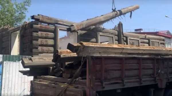 В Иркутске проводят работы по восстановлению объекта культурного наследия - особняка на улице Желябова, 4. Работы должны завершиться до конца года. В ходе реставрации планируется сохранить не менее 20% старинных бревен и декоративных элементов исторического здания. Перед началом работ деревянный дом был полностью разобран и промаркирован. На площадке подготовлен котлован под новые фундаменты. Особняк был возведен в конце XIX века по проекту иркутского архитектора Владимира Рассушина на средства купца Ивана Хаминова.