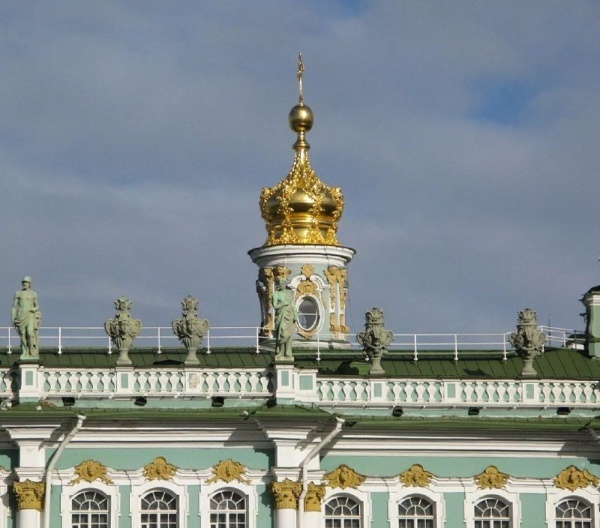 Собор Спаса Нерукотворного Образа в Зимнем дворце - домовая церковь русской императорской семьи, расположенная в главной резиденции императоров всероссийских - Зимнем дворце в Петербурге. Церковь - одно из немногих помещений, в котором после пожара 1837 года архитектор В.П.Стасов в 1839 году воссоздал интерьеры первоначального рококо, спроектированного создателем четвертого Зимнего дворца - Франческо Бартоломео Растрелли.

А вот проект реставрации Большой церкви уже в начале ХХI века разработали архитекторы "АСМ".