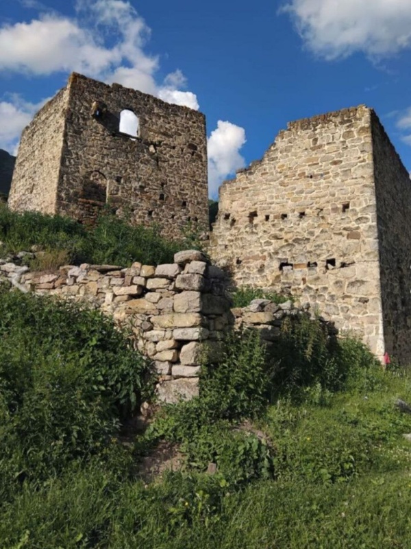 Начаты реставрационные работы на Башенном комплексе "Гарак" в горной Ингушетии. По согласованному проекту "АСМ Групп" должны быть отреставрированы 1 боевая и 5 жилых башен, а также 3 древних наземных склепа.