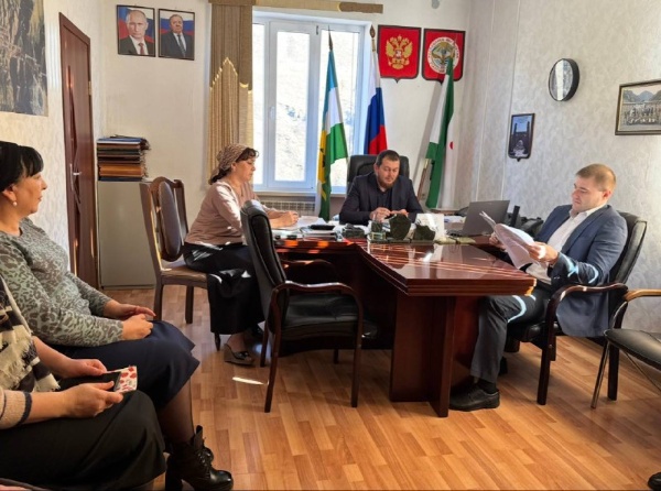 30 января текущего года в Администрации Джейрахского муниципального района состоялось второе заседание межведомственной  комиссии по делам несовершеннолетних и защите их прав.

На повестке дня были рассмотрены вопросы: итоги работы  прошедшего 2025 года; утверждение плана работы на 2026 год, который будет направлен на усиление профилактики безнадзорности несовершеннолетних и защите их прав.

В ходе заседания так же были рассмотрены административные материалы в отношении ряда  граждан. По каждому рассмотренному делу приняты соответствующие решения и даны рекомендации.