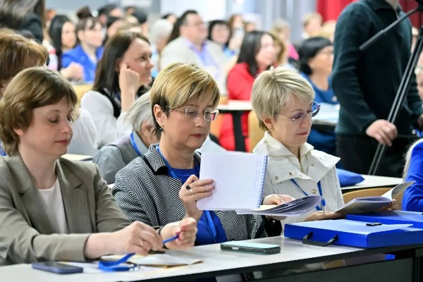 В ПГУ состоялись ключевые события в рамках XIII Международного конгресса по когнитивной лингвистике.

По приглашению оргкомитета и ректора ПГУ Александра Павловича Горбунова в работе конгресса принял участие ректор Университета Камагуэя Хулио Сесар Мадера Кинтана. В ходе пленарного заседания он выступил с докладом «Can machines think? Linguistics facing the challenge of artificial intelligence», посвящённым вызовам искусственного интеллекта для современной лингвистики.

Также прошла официальная встреча с ректором ПГУ, профессором Александром Павловичем Горбуновым, проректором по формированию духовно-идеологических стратегических ориентиров и кадрового потенциала, государственно-конфессиональному и межкультурному взаимодействию Ибрагимом Джавпаровичем Ибрагимовым, начальником управления международных связей и образовательных программ Виктором Евгеньевичем Мишиным, директором Института иностранных языков и международного туризма Акопянц Ириной Михайловной и координатором программ международного сотрудничества Натальей Владимировной Хомович. 

В рамках встречи обсуждались перспективы развития международного сотрудничества между вузами.