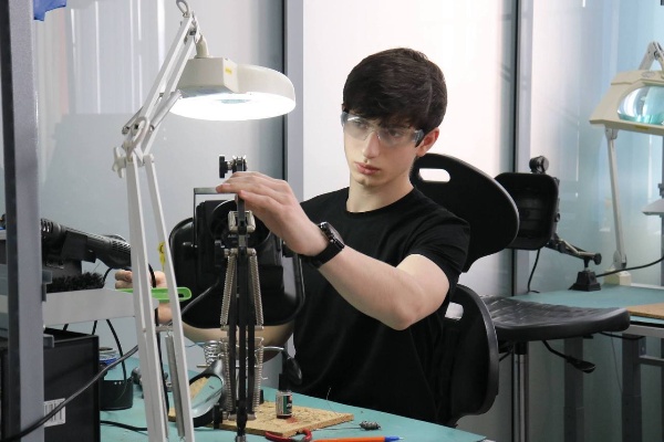 В Назрановском районе прошёл чемпионат по программируемой электронике «Электрон-2026».

На базе детского технопарка «Кванториум» состоялся республиканский чемпионат, объединивший школьников 6–11 классов.

Участники выполняли практические задания по радиоэлектронике и программируемым системам на базе Arduino: собирали электронные схемы, разрабатывали «умные» устройства — от датчиков освещения до систем климат-контроля и кодовых замков.

Отдельной номинацией стала «Пайка», где оценивались точность, качество и аккуратность выполнения работ. 

Проведение таких мероприятий позволяет школьникам развивать инженерные навыки и интерес к современным технологиям.