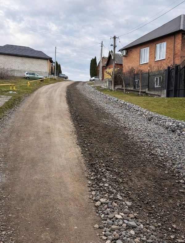 В Экажево начался капитальный ремонт улиц Березовая и Угурчиева.

В сельском поселении приступили к обновлению дорожного покрытия сразу на двух улицах. Работы начались после обращений жителей — участников специальной военной операции, проживающих на этих улицах.

На улице Березовая ремонт охватывает участок протяженностью более 300 метров.
На улице Угурчиева работы ведутся на участке длиной свыше 400 метров.

Работы направлены на улучшение дорожной инфраструктуры и создание более комфортных условий для жителей.